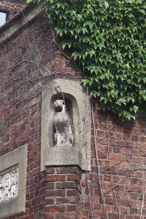 façade postérieure, détail d’une statue dans une niche