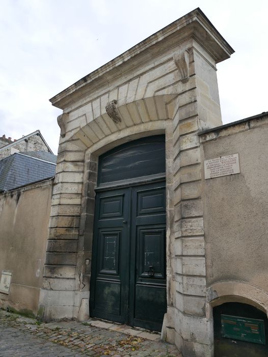 portail monumental d’accès sur rue