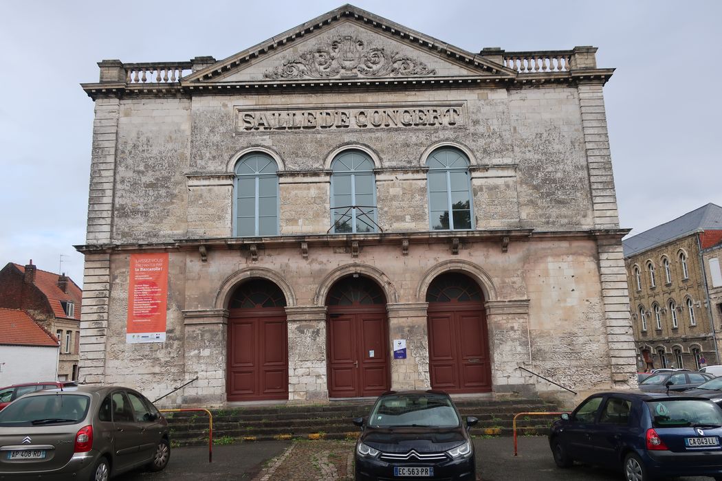 façade antérieure sur place