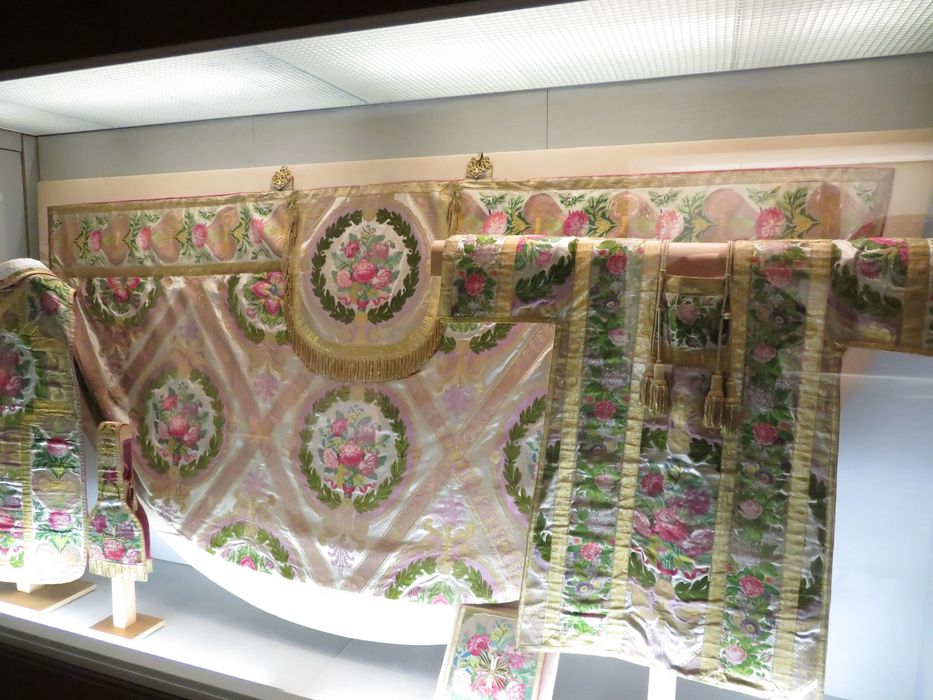 chasuble, chape, dalmatique, manipule, bourse (ornement pontifical dit ornement du roi)