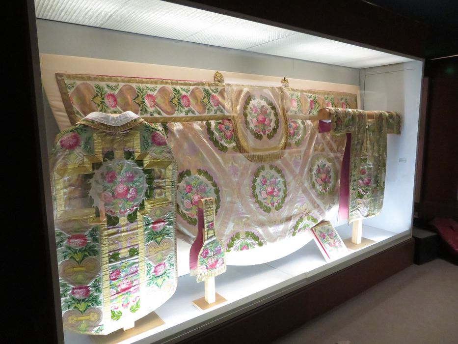 chasuble, chape, dalmatique, manipule, bourse (ornement pontifical dit ornement du roi)