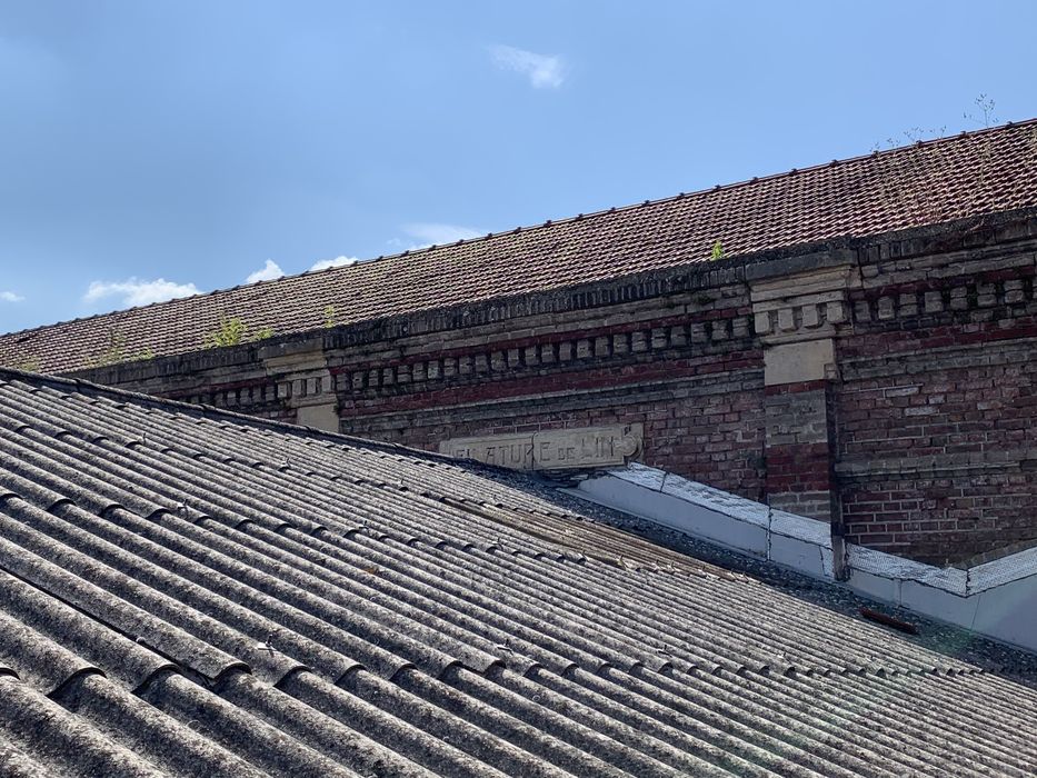 détail de l’inscription sur le bâtiment de la filature