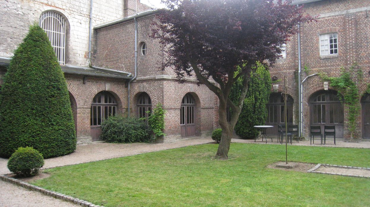 cloître, vue partielle