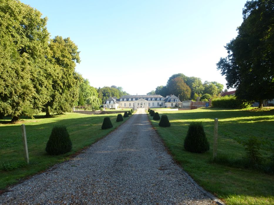 vue générale du château dans son environnement depuis le Sud