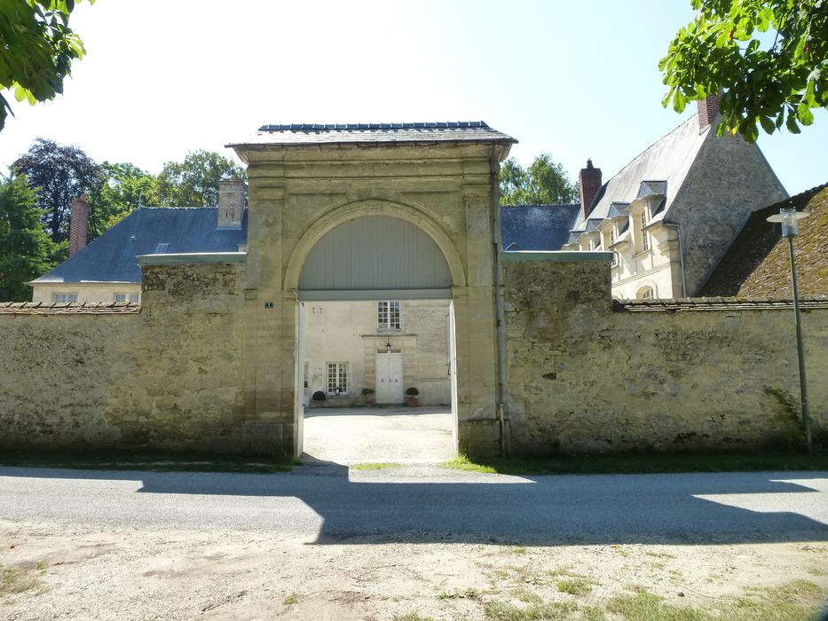 portail d’accès monumental nord à la cour intérieure