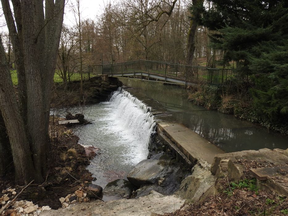 Seuil de la rivière Ordrimouille au château du Buisson