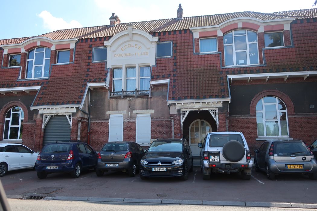 façade nord-ouest sur rue, vue partielle