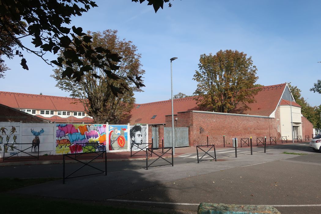 mur de clôture et salle des fêtes
