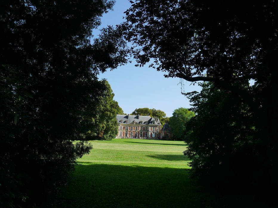 vue partielle du château dans son environnement depuis le Sud-Ouest