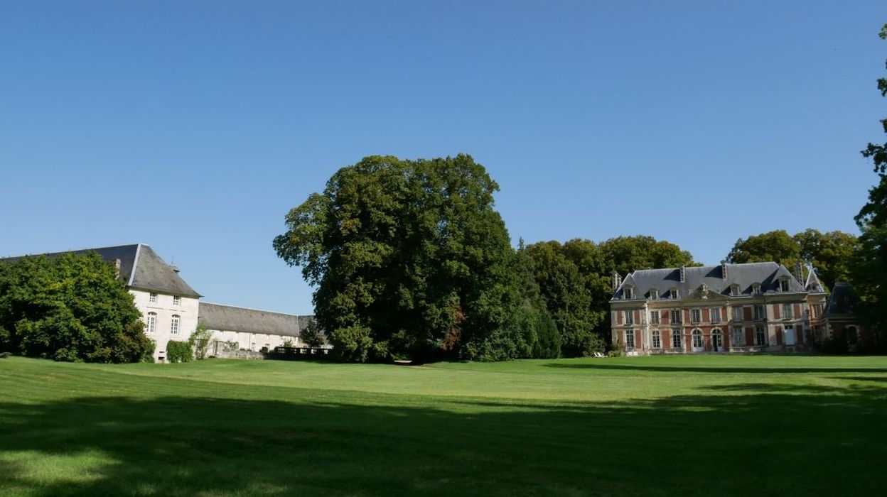 vue générale du château dans son environnement depuis le Sud-Est