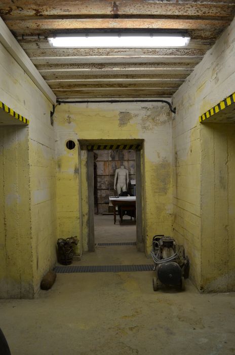 vue d’ensemble du vestibule d’entrée du blockhaus vers la pièce centrale