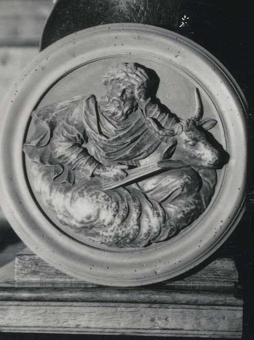 bas-reliefs : Evangéliste (saint Luc)