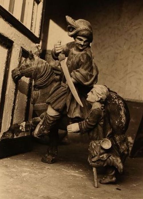 groupe sculpté : Charité de saint Martin - © Ministère de la Culture (France), Direction Régionale des Affaires Culturelles des Hauts-de-France – Tous droits réservés 