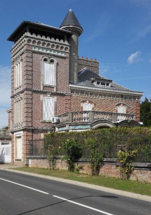 vue générale des façades du logis depuis la rue