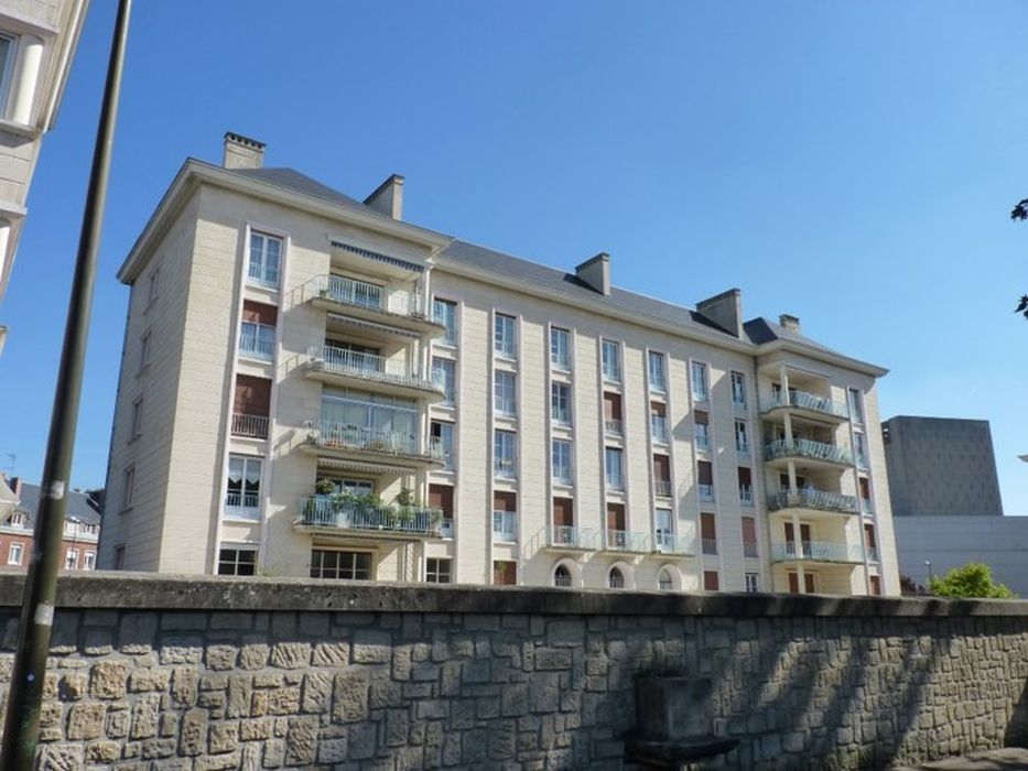 bâtiment situé au sud-est, façade ouest
