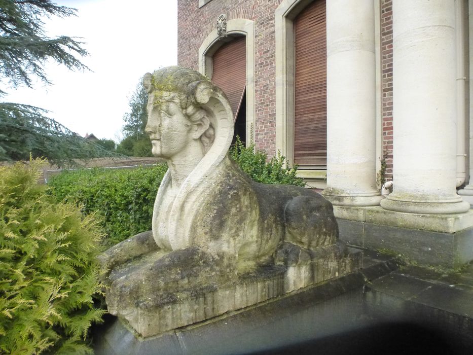 perron d’accès sud-est, détail de la statue d’une sphinge