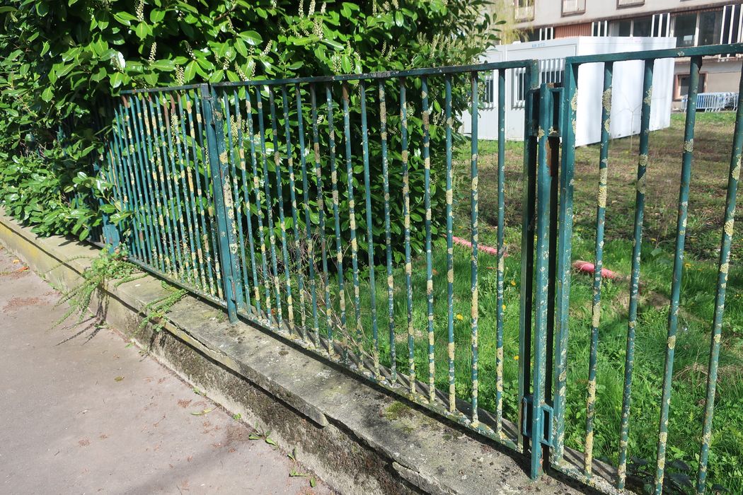 grilles de clôture, vue partielle