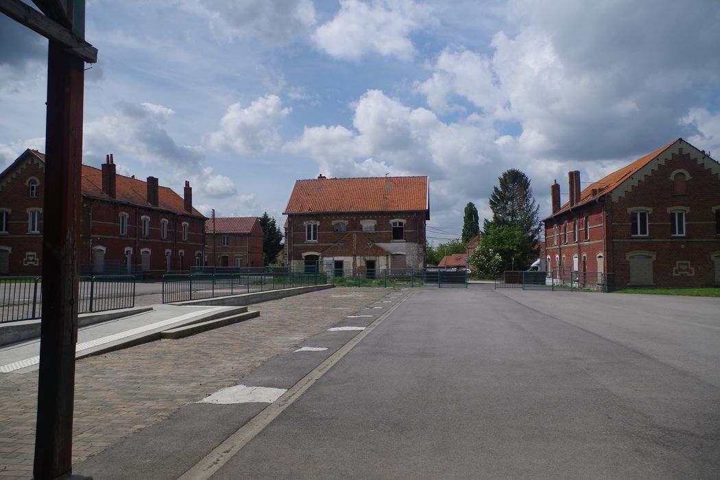 vue générale des immeubles situés au no-ouest de la cour