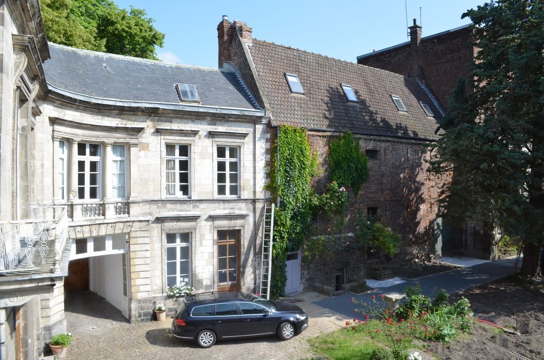 façade sur jardin, vue partielle