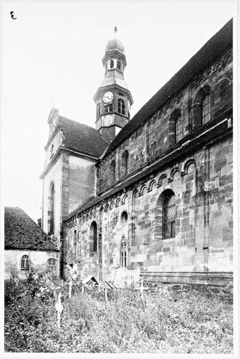 Façade nord, vue d'ensemble de trois-quarts droit.