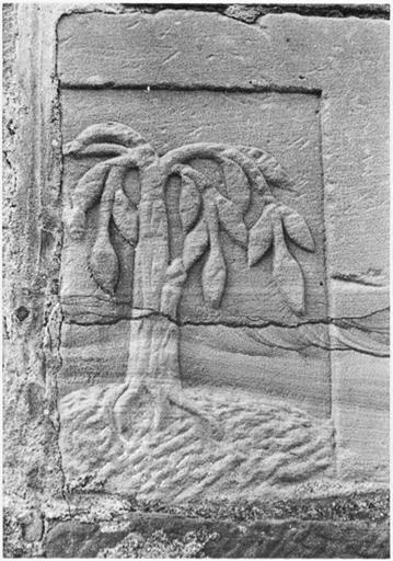 Façade nord, détail d'un bas-relief (arbre de vie) de la première travée.