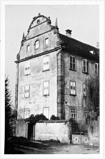 Façade principale (ouest), vue d'ensemble de trois-quarts droit.