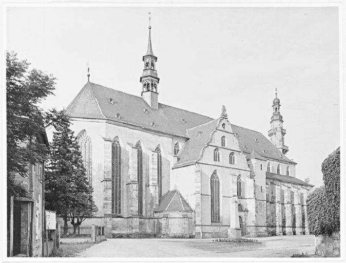 Façade nord, vue d'ensemble de trois-quarts gauche.