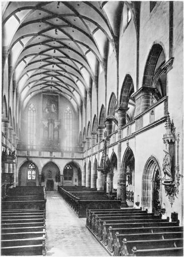 Vue d'ensemble de la nef depuis la croisée du transept.