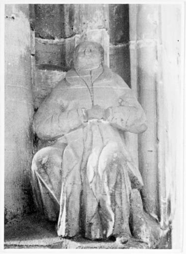 Haut-relief d'évangéliste de la croisée du transept, vue d'ensemble.