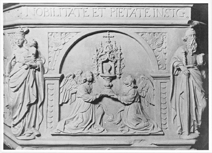 Fonts baptismaux, détail du relief de l'Eucharistie.