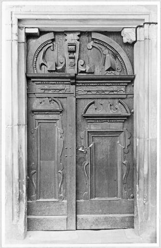 Porte d'entrée de la façade ouest, vue d'ensemble.