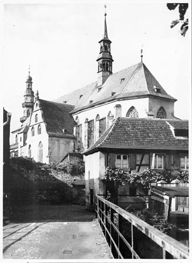 Vue d'ensemble vers l'église depuis le sud-ouest.