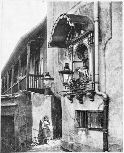 Niche encastrée dans la façade, vue d'ensemble de trois-quarts droit.