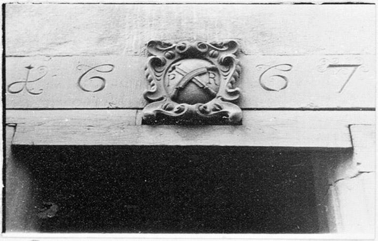 Porte sur rue, détail du linteau (daté 1667).