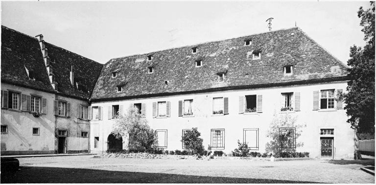 Façade sur cour, vue d'ensemble.