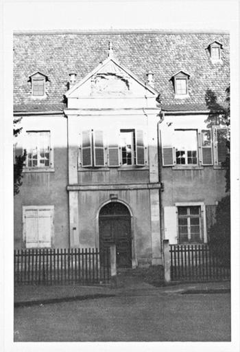 Façade sur cour, vue partielle.