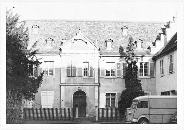 Façade sur cour, vue partielle.