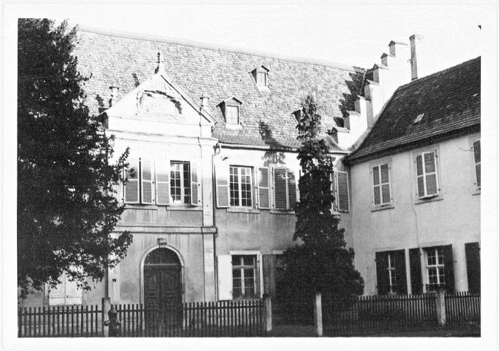 Façade sur cour, vue partielle.