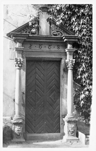 Porte (daté 1668) de l'ancienne chapelle, vue d'ensemble.