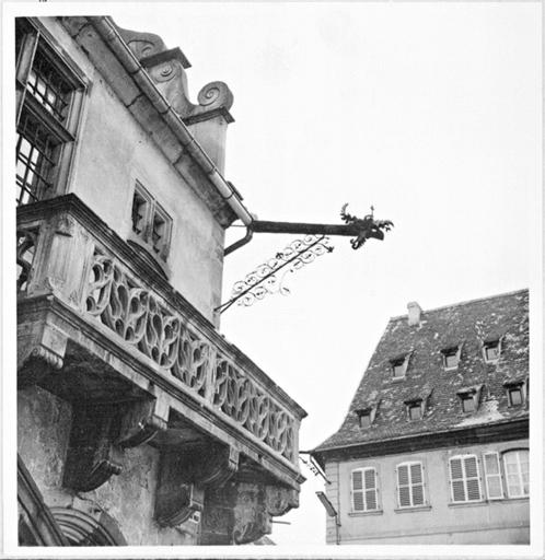 Façade ouest, vue d'ensemble du balcon droit.