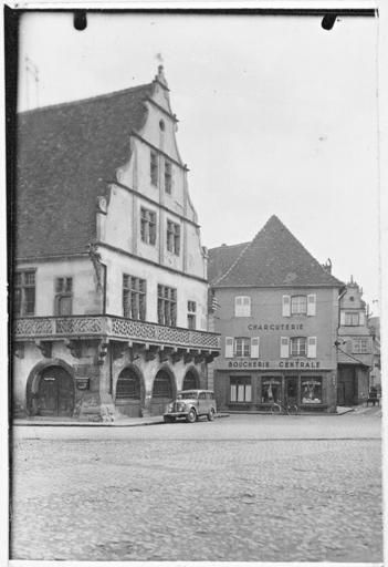 Façade sud, vue d'ensemble de trois-quarts gauche.