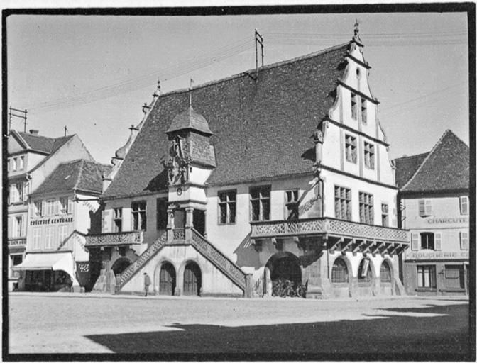 Façade ouest, vue d'ensemble de trois-quarts droit.