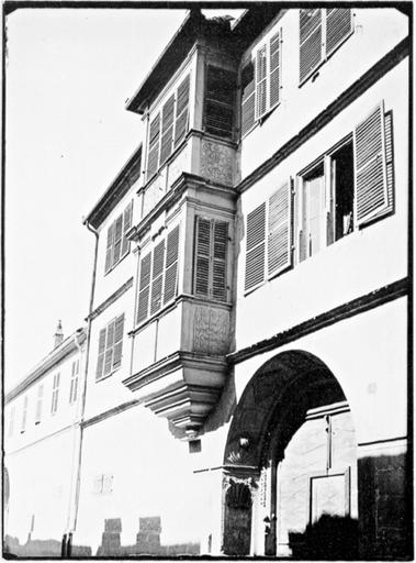 Façade sur rue, vue d'ensemble de trois-quarts droit.