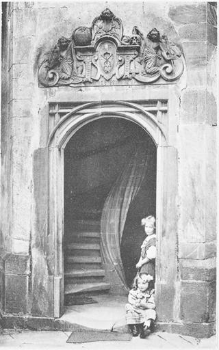 Cour, vue d'ensemble de la porte de la tourelle d'escalier.