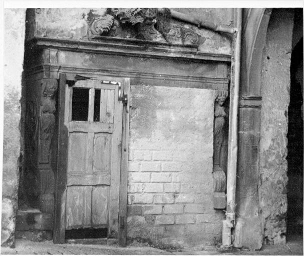 Cour, vue d'ensemble de l'ancienne cheminée aux cariatides.