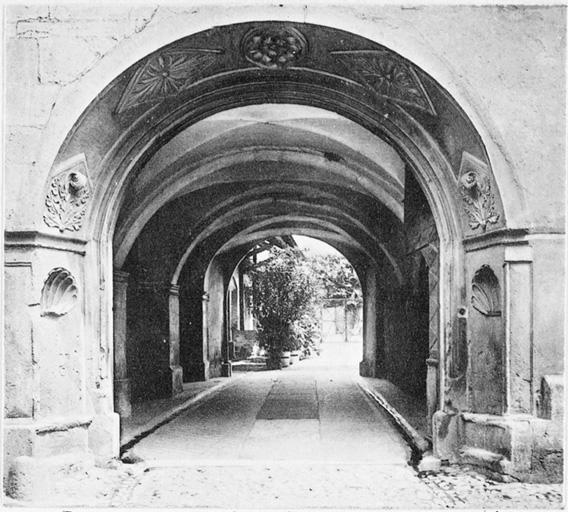 Passage d'entrée, vue d'ensemble depuis la rue.