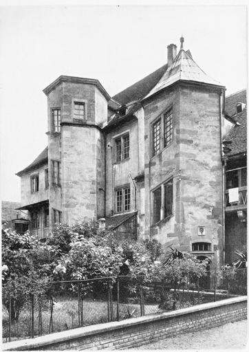 Façades sur cour, vue d'ensemble.