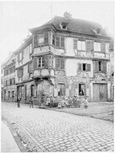 Façades sur rue, vue d'ensemble.