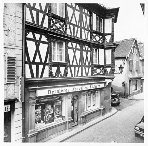 Façade sur rue, vue d'ensemble.