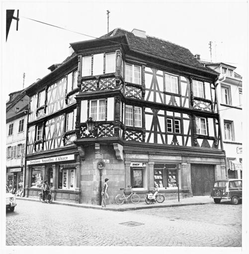 Façades sur rue, vue d'ensemble.